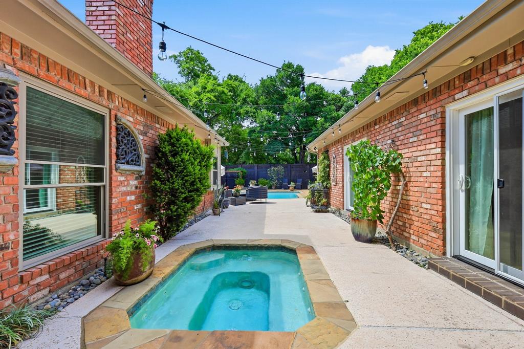 14917 Oaks North Drive, Addison, TX 75254
