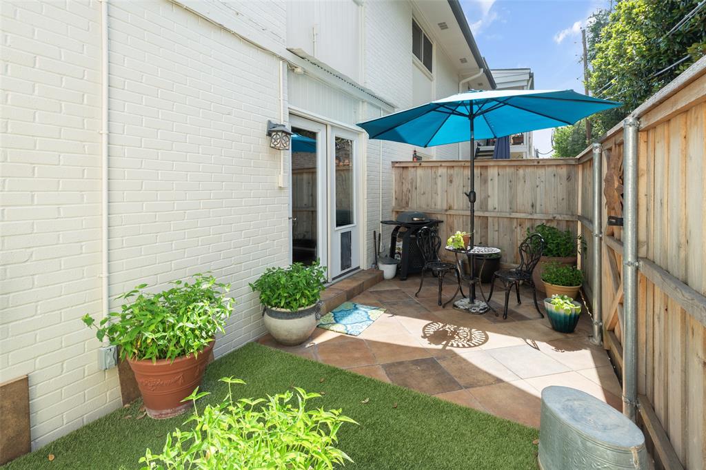 Beautiful Private Back Patio Area off Kitchen