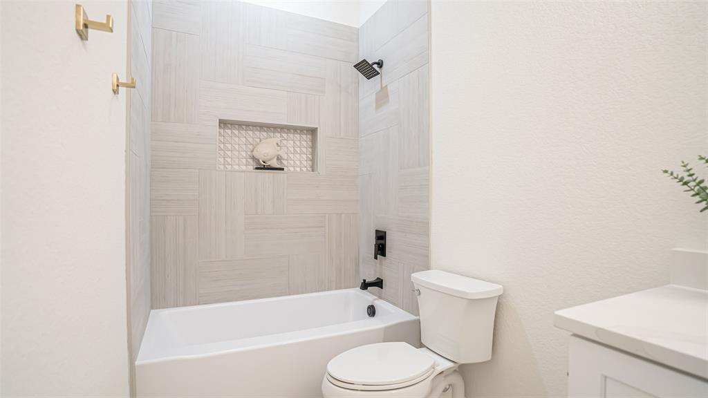 5634 Barkridge Drive, Granbury, TX 76048