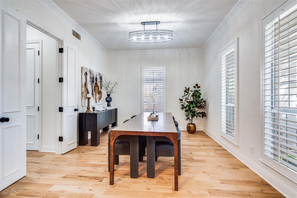 Spacious dining room perfect for holiday meals. Pass through to kitchen and butlers pantry is ideal! Spacious dining room perfect for holiday meals. Pass through to kitchen and butlers pantry is ideal!