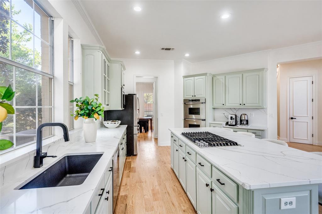 Stunning kitchen with large island and farmhouse sink! Stunning kitchen with large island and farmhouse sink!