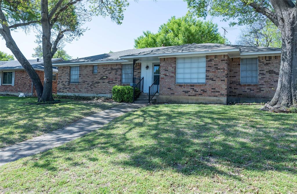 Beautiful treed lot!