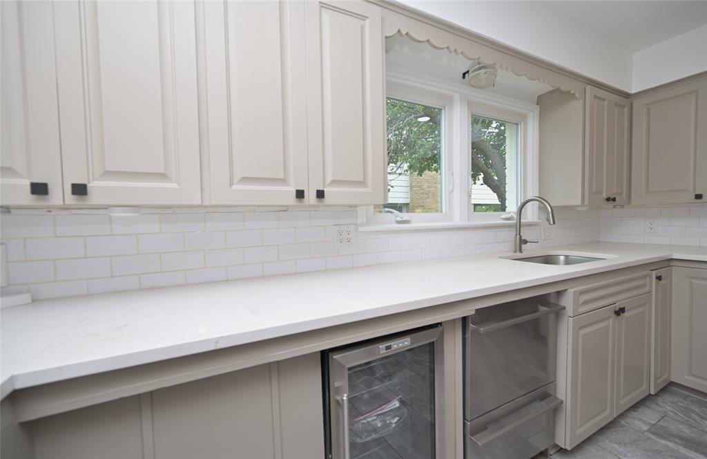Cabinets with pull knobs, 2 drawer dishwasher & wine fridge