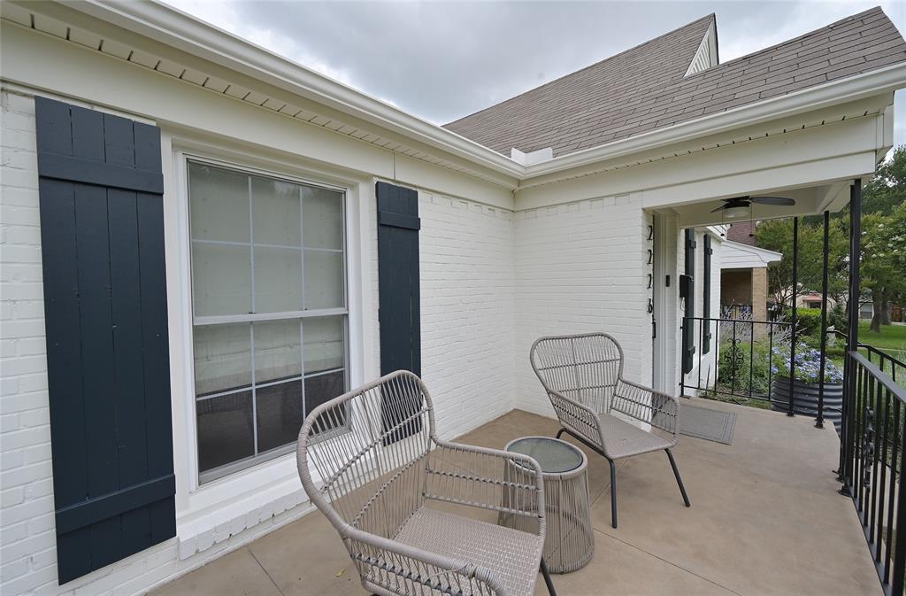 Front porch facing entry