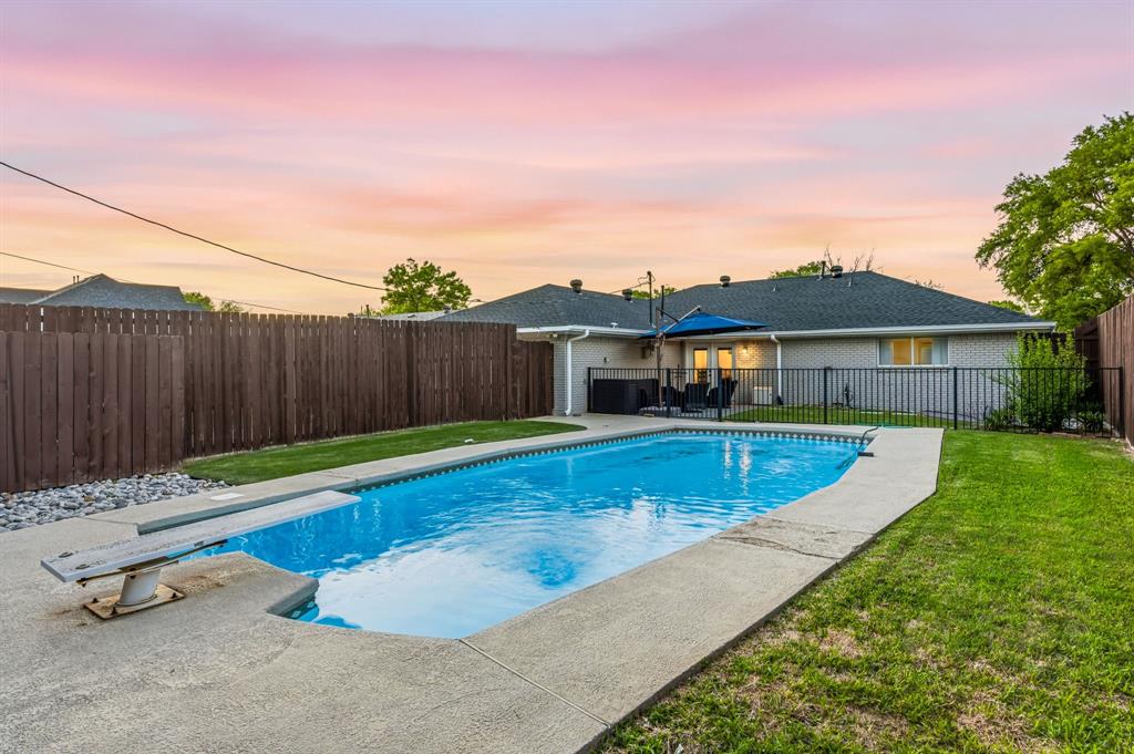 The sparkling pool is perfect for the upcoming Texas summer. The sparkling pool is perfect for the upcoming Texas summer.