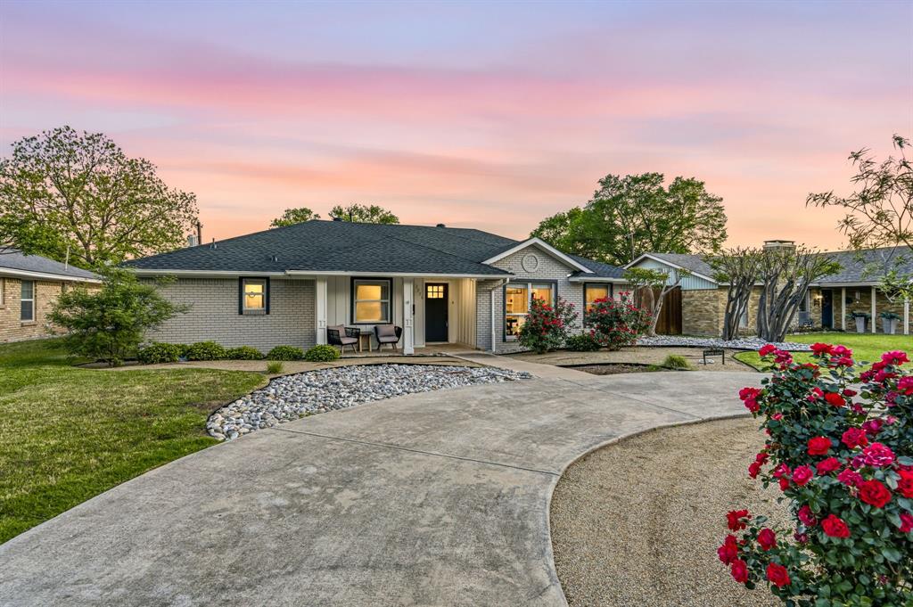 Circle driveway for easy parking for your guests. Circle driveway for easy parking for your guests.