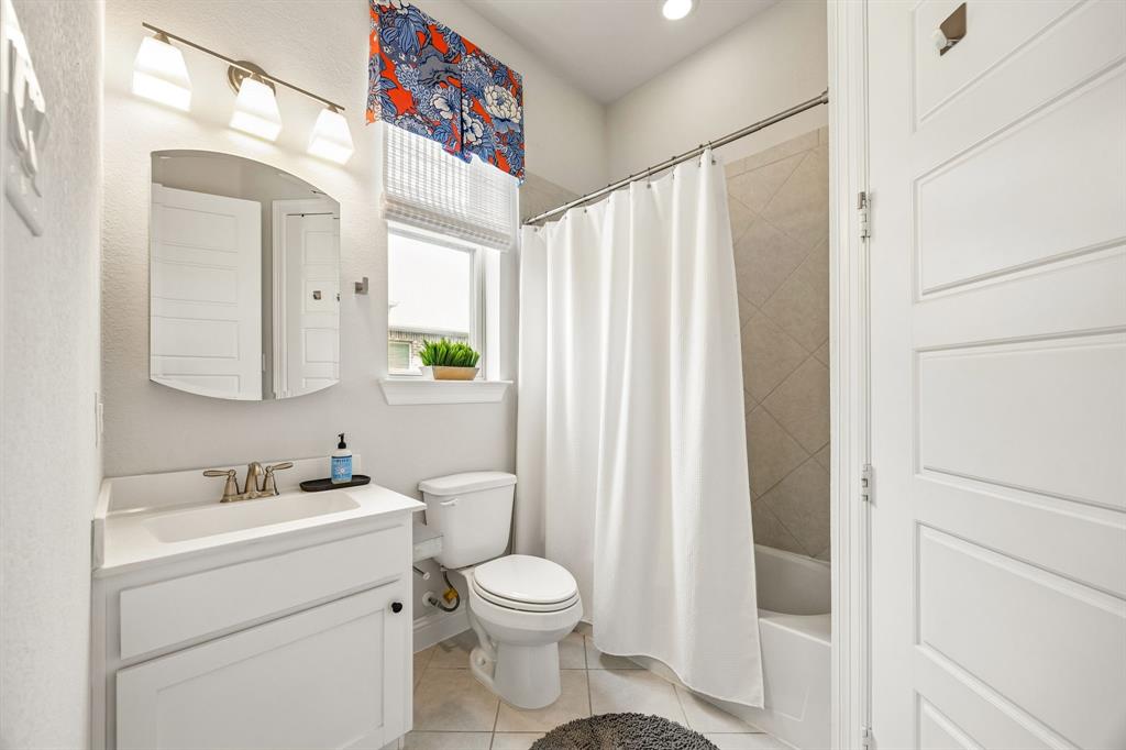Ensuite bath with walk in closet for the first floor guest room.