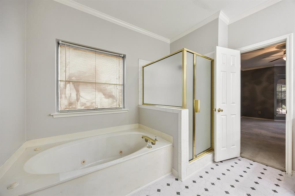 Ensuite has a Jetted tub and separate shower