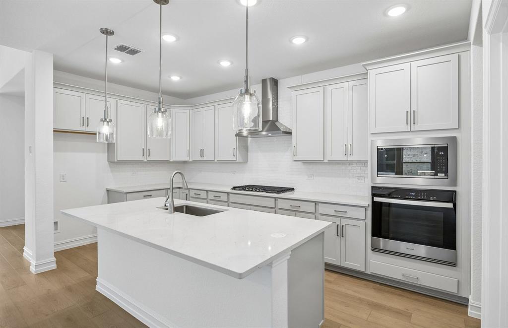 Beautiful pendent lighting in kitchen