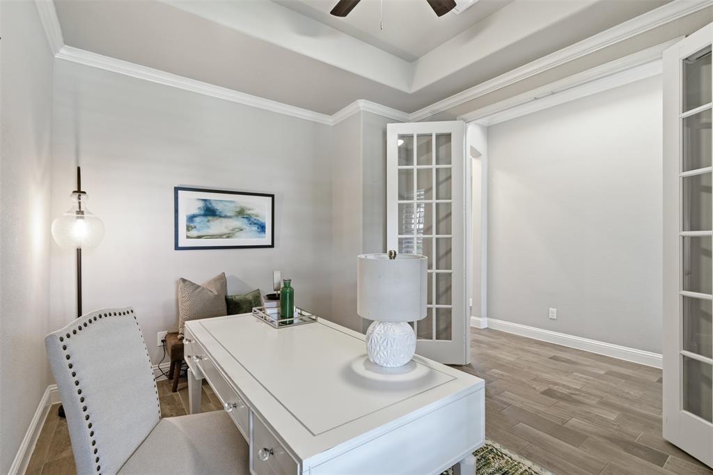 Tray ceiling with crown molding