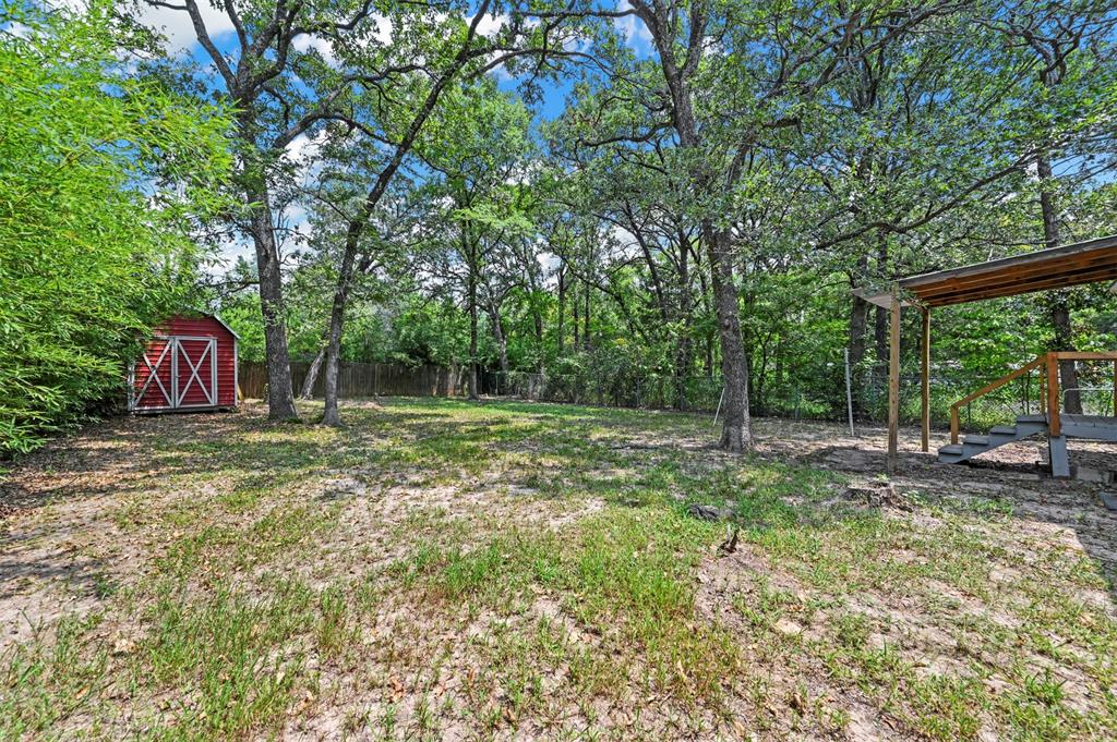 View of yard featuring a shed