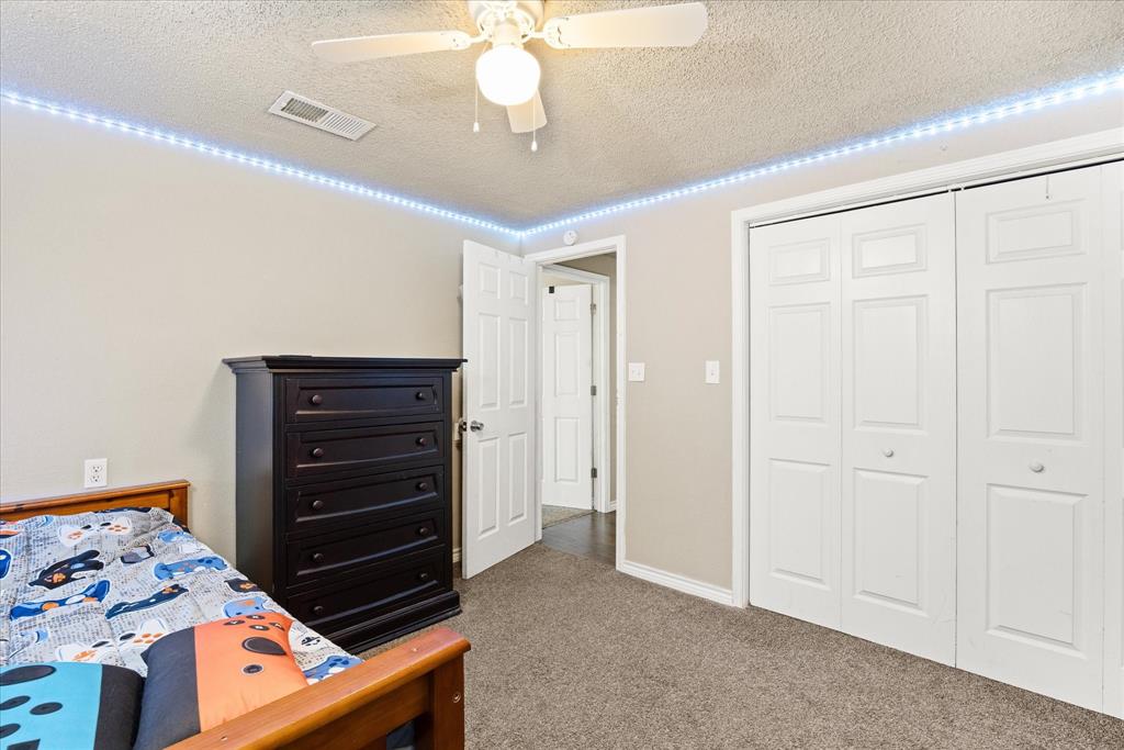 Secondary bedroom.