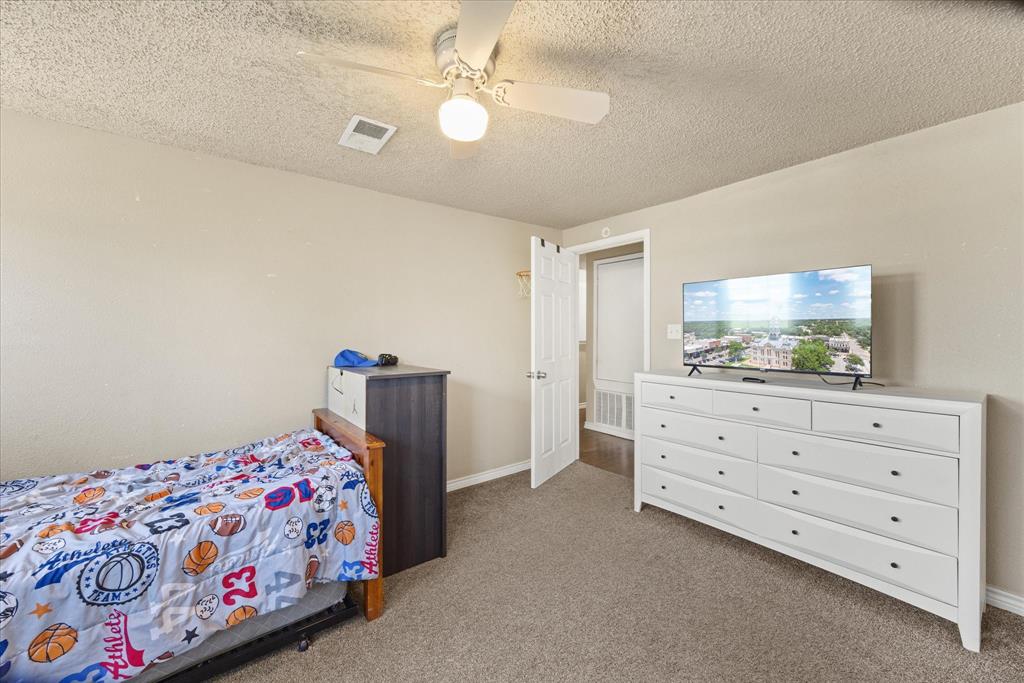 Secondary bedroom.