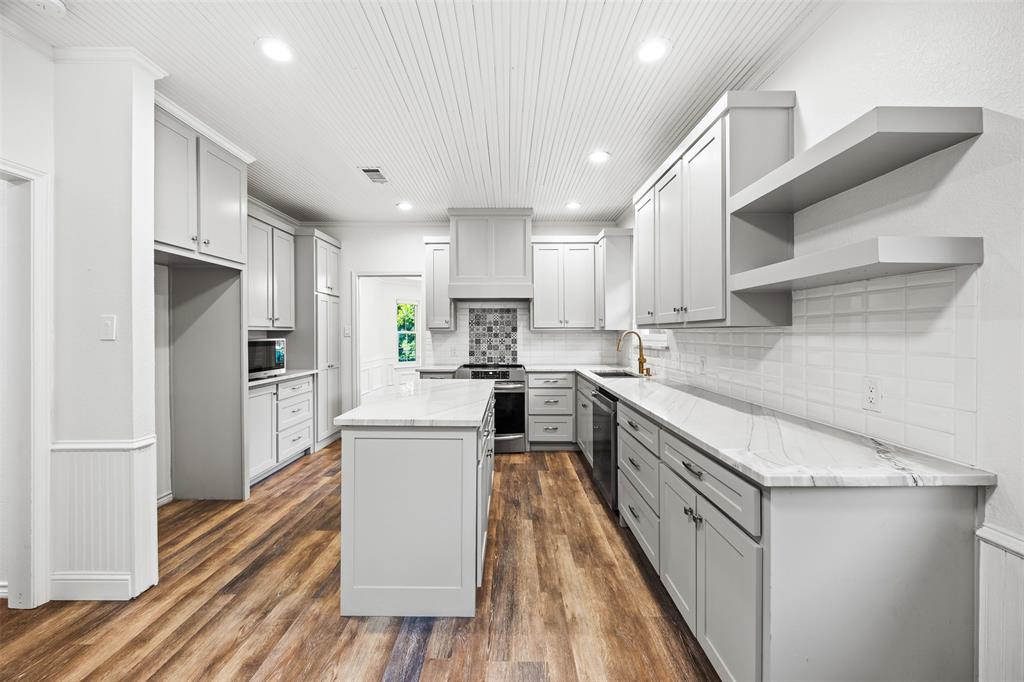 1044 E Woodridge Road, Waxahachie, TX 75165