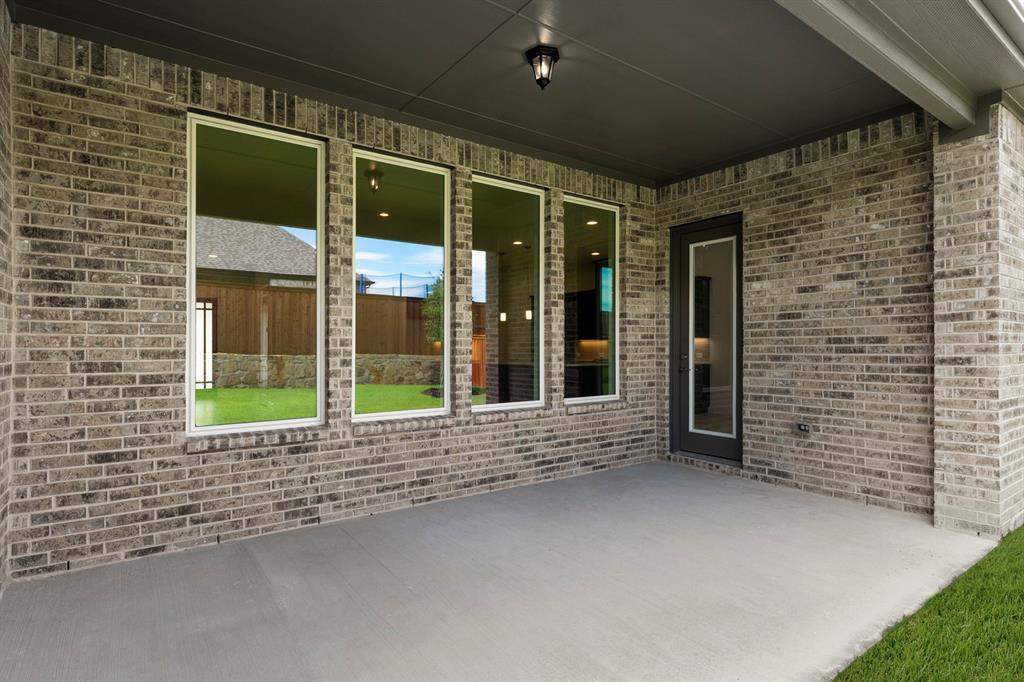 27. 2027 Clairmount - Patio