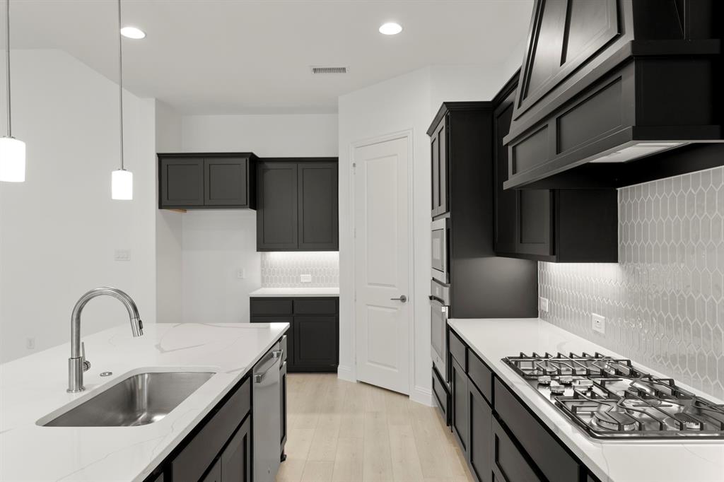 18. 2027 Clairmount - Kitchen (4)