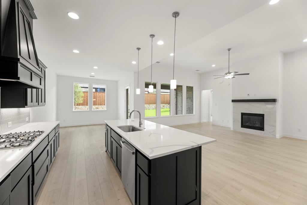 17. 2027 Clairmount - Kitchen (3)