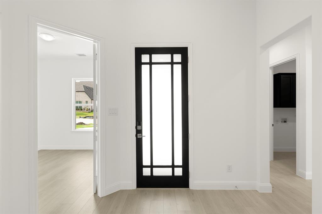 05. 2027 Clairmount - Entry