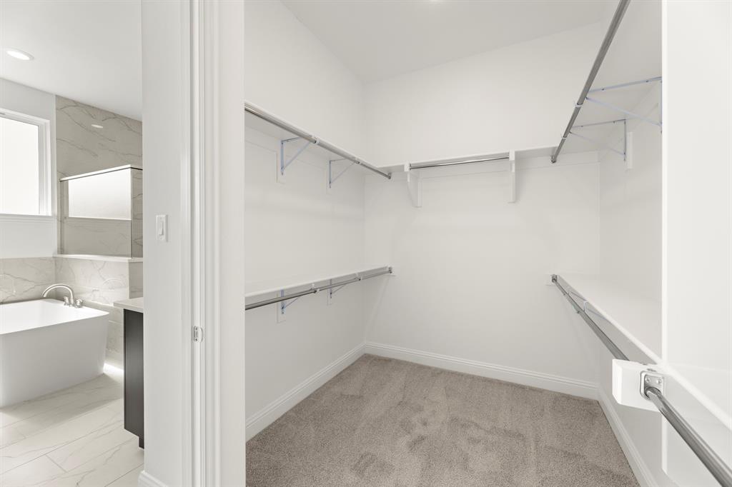 26. 2027 Clairmount - Closet