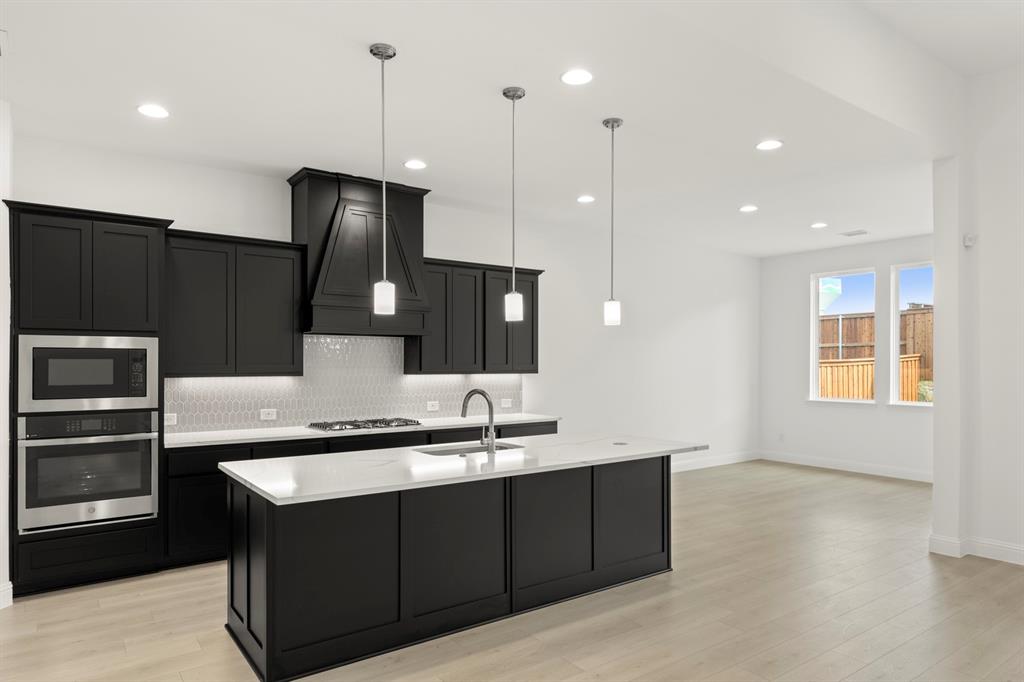16. 2027 Clairmount - Kitchen (2)