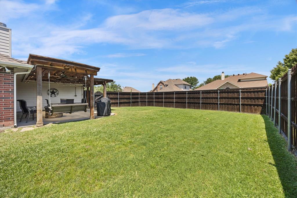 Alternate view of the backyard.