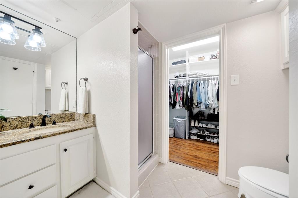 Primary Suite w/Dbl Sinks and separate walk in shower.