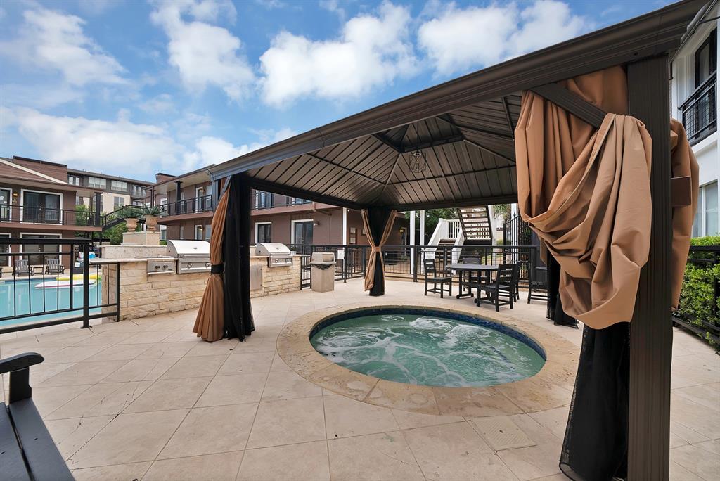 Spa and barbecue grills at the pool