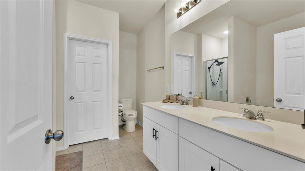 Dual vanity with undermount sinks and light-toned countertops