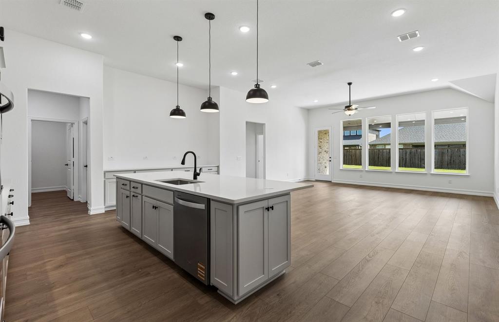 Eat-in bartop island in kitchen