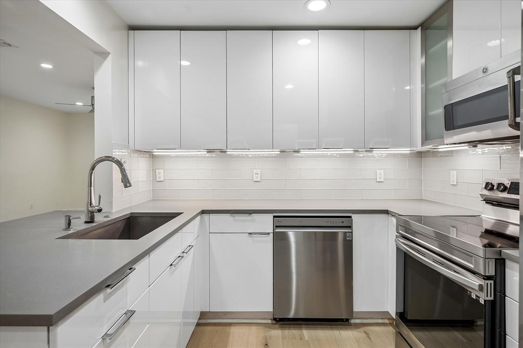 Kitchen has excellent storage and counter space for the family gourmet.