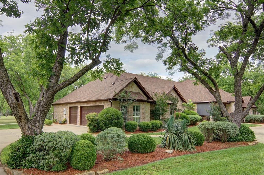 Beautiful trees and landscaping makes this home even more inviting! Beautiful trees and landscaping makes this home even more inviting!