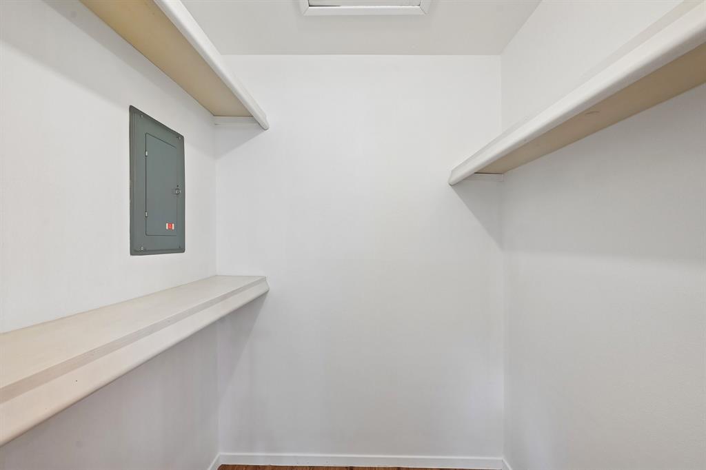 Primary suite closet