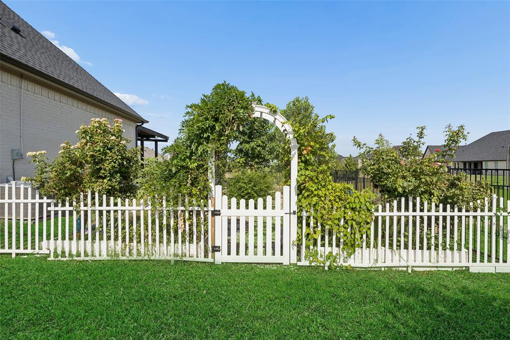 Garden and private yard area behind the guest house