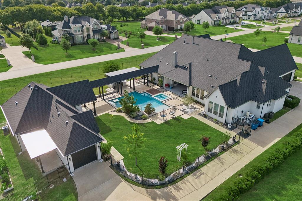 Main house and guest house with pool in between. Main house and guest house with pool in between.