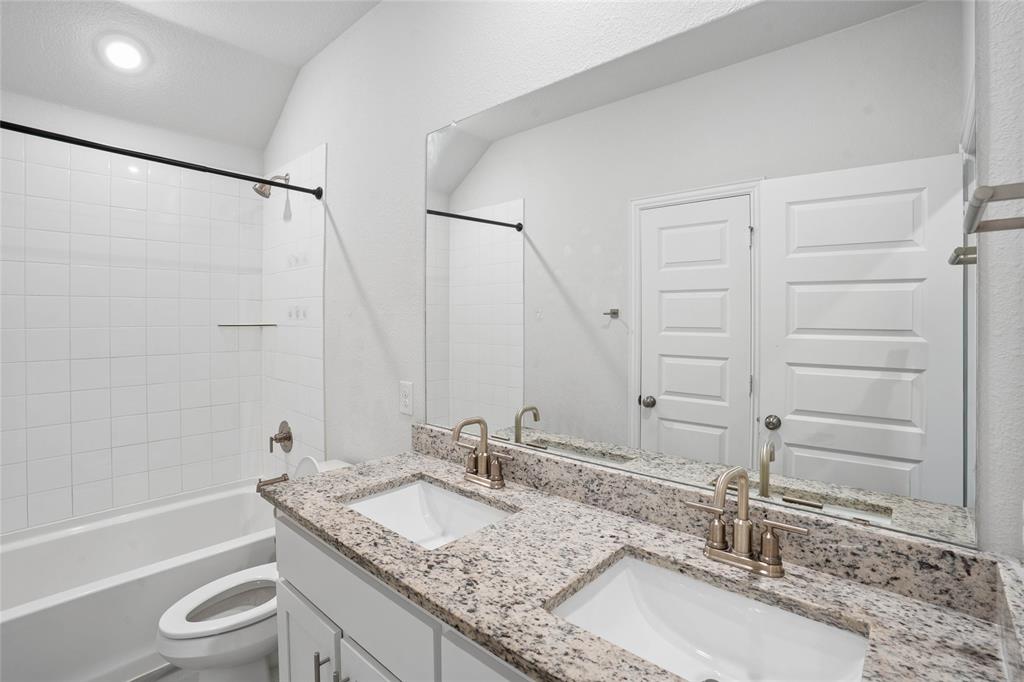 Dual vanity with granite countertop and undermount sinks