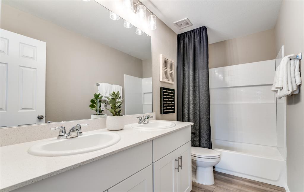 *Model Representation - Spacious secondary bathroom