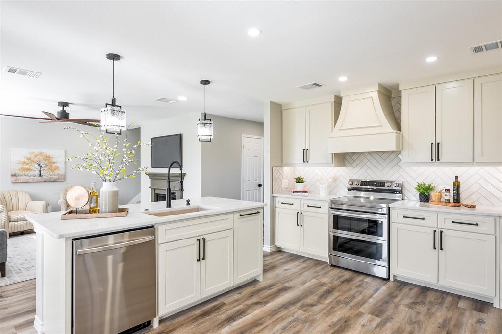 Brand New Custom Cabinets with soft close doors, drawers and many custom features Brand New Custom Cabinets with soft close doors, drawers and many custom features