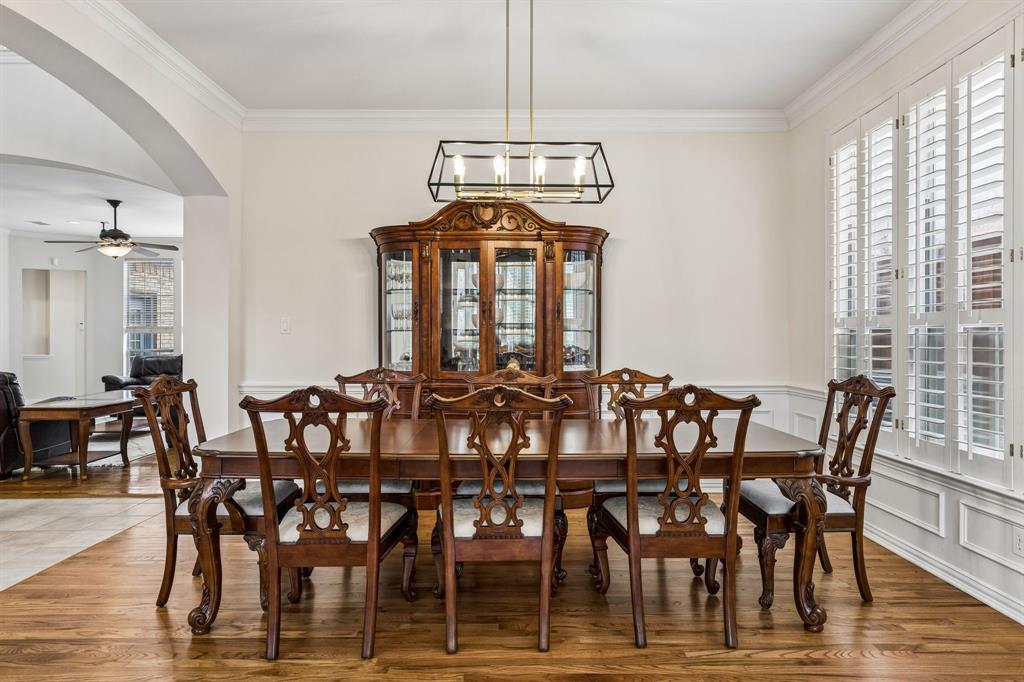 The dining area offers ample space, easily accommodating a large table, perfect for hosting dinners, celebrations, or enjoying fun-filled family game nights with comfort and ease.