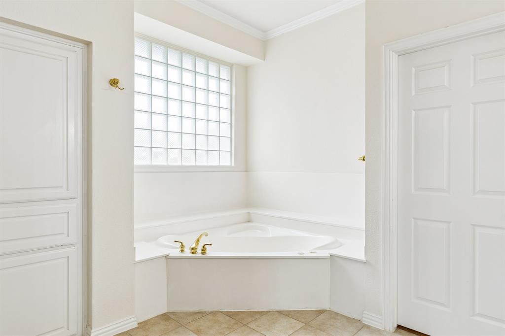 You'll feel your stress peel off when you relax in this perfect setting at the end of the day. Start the bubbles, light the candles and pour the wine!!