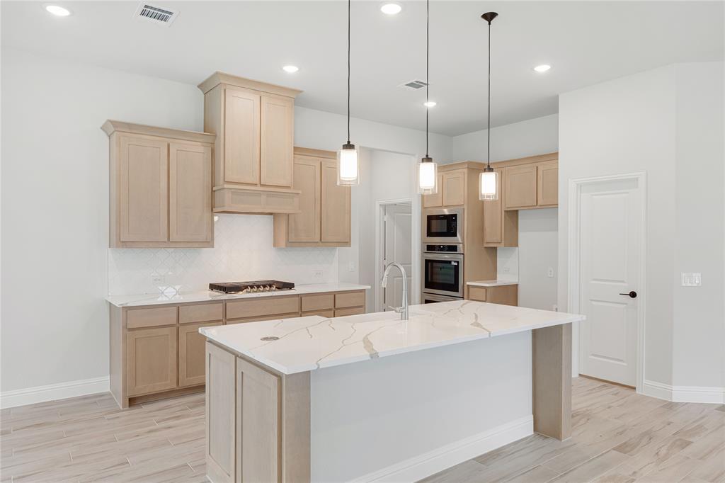 1044 Quincy Drive, Red Oak, TX 75154