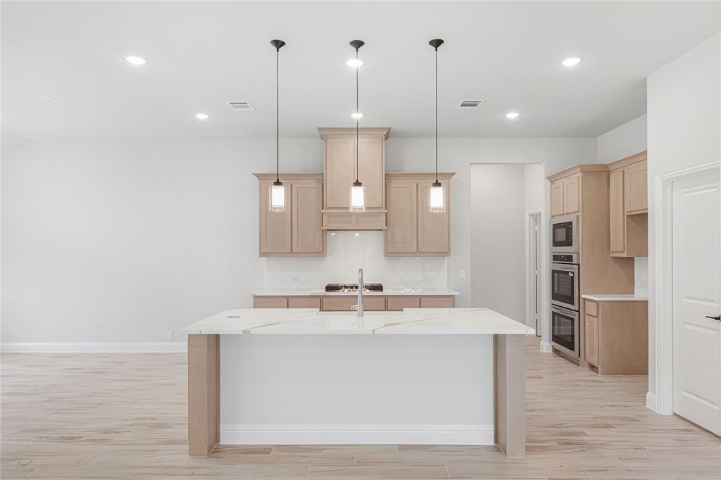 1044 Quincy Drive, Red Oak, TX 75154