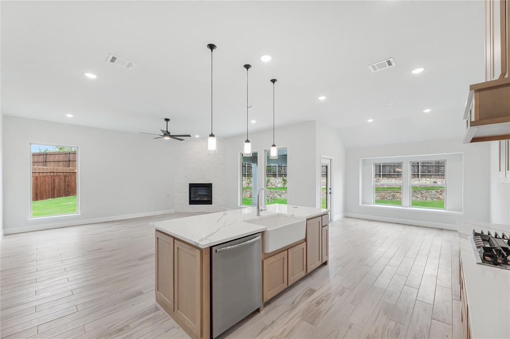1044 Quincy Drive, Red Oak, TX 75154