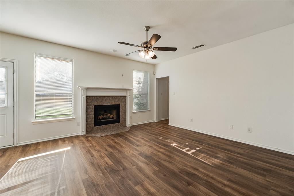 821 S Parks Drive, DeSoto, TX 75115