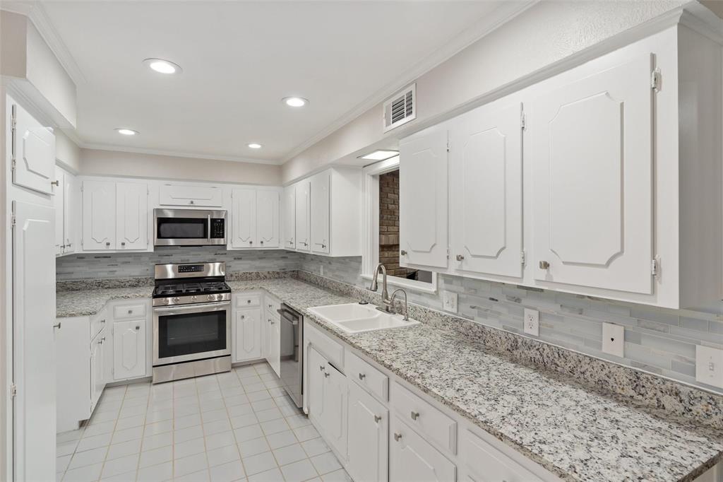 Granite counter tops, tons of storage cabinets and a gas stovetop.