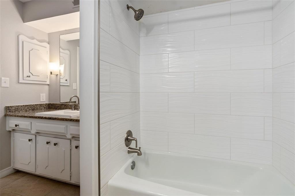 Guest Jack & Jill bath between the two upstairs bedrooms.