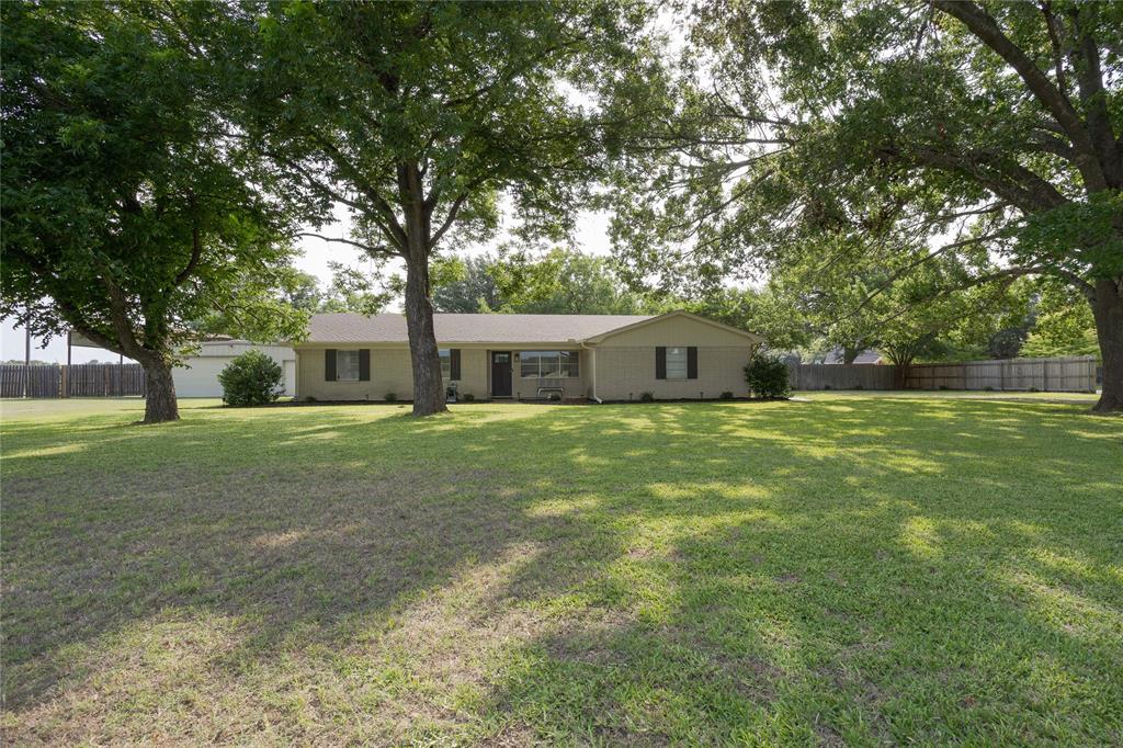 Beautifully maintained front yard and mature trees give this home great curb appeal Beautifully maintained front yard and mature trees give this home great curb appeal