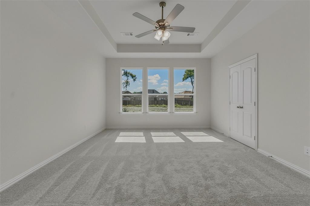 Tray ceiling with a ceiling fan light fixture