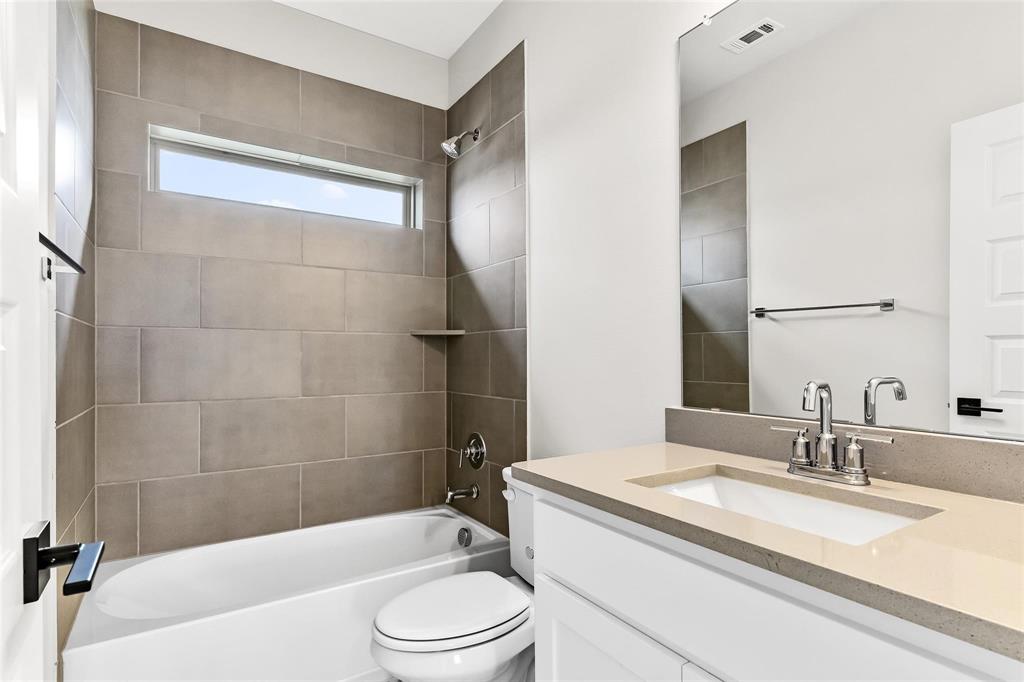Hall bath between secondary bedrooms