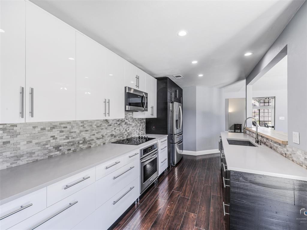 Note the electric glass cooktop, oven and microwave.