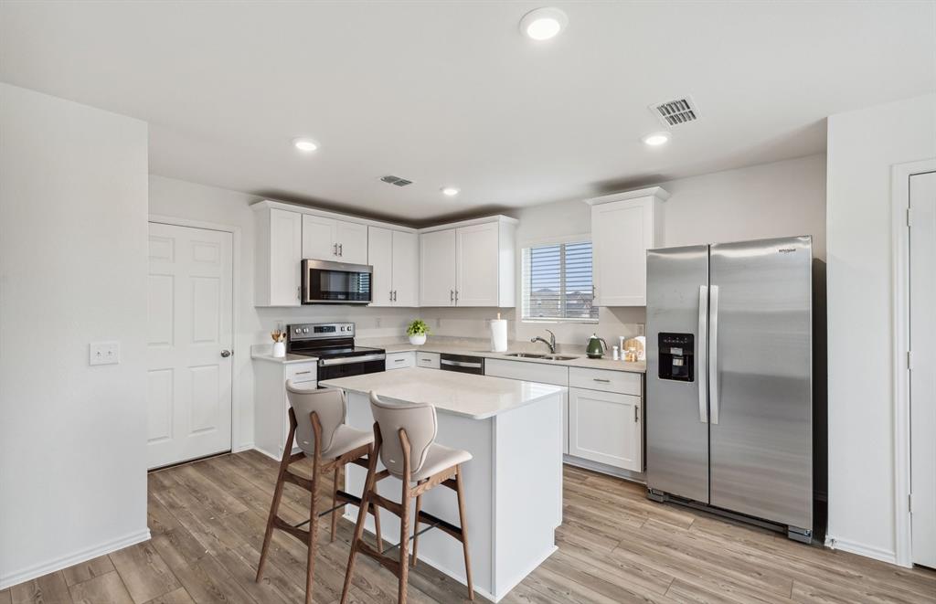 *Virtual Representation - Spacious kitchen with eat-in bartop island